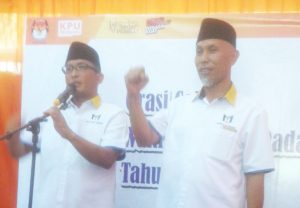 Paslon Mahyeldi-Hendri Septa Serahkan Berkas ke KPU Padang Diiringi Ribuan Simpatisan