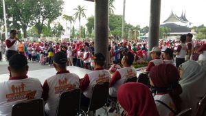 KPU Kota Padang Bersama Warga Kota Jalan Santai di Ikuti Paslon Wako dan Wawako