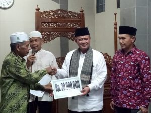 Rombongan Safari Ramadhan Nasrul Abit Berikan Bantuan Untuk Mesjid Hidayah Jalan Tunggang