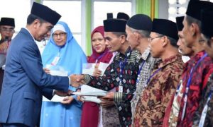Presiden Jokowi Serahkan 510 Sertifikat Hak Tanah Wakaf di Sumbar