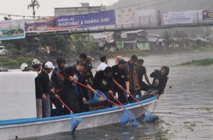 Dirut BRI Adrinof A Chaniago Bersama BUMN di Kota Padang Lakukan Bersih- Bersih di Pantai Muaro Padang