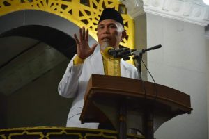 Bertindak Sebagai Khatib Walikota Padang, “Selesaikan Masalah Sosial Dengan Ajaran Islam”.