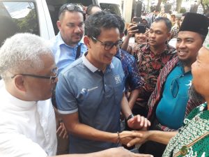 Emak-Emak Histeris Sambut Kedatangan Cawapres Sandiaga Uno di Padang