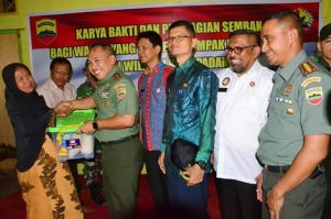 Dalam Karya Bhakti TNI Berikan Bantuan Kepada Masyarakat Musibah Banjir