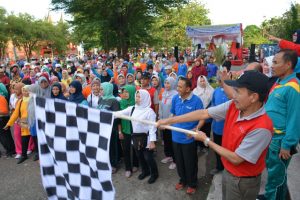 Dalam Rangka HUT Korpri Ke-47 Ratusan ASN dan Warga Kota Padang Ikuti Jalan Santai