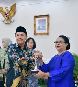 Pemko Padang Terima Penghargaan APE Oleh Menteri PPPA Yohana Yambise