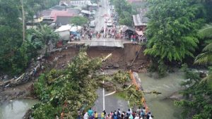 Jembatan Batang Kalu Pasa Usang Kayu TanamKabupaten Padang Pariaman Putus