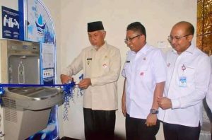 Mahyeldi Resmikan Spot Air Siap Minum PDAM di Balaikota Padang
