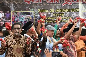 Masyarakat Kota Padang Berebut Gula di Acara Tradisi Serak Gula oleh India Muslim