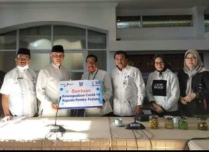 Serahkan Bantuan Bahan Pembuat ‘Hand Sanitizer’ Bank Nagari Support Pemko Padang Tangani Virus Corona