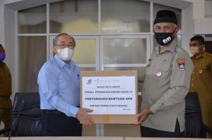 Cegah Covid-19, PT. Incasi Raya Group Bantu Pemko Padang Alat Pelindung Diri (APD)