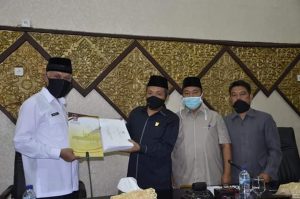 Dalam Rapat DPRD Padang, Wako Mahyeldi Sampaikan Ranperda Pertanggungjawaban Pelaksanaan APBD 2019