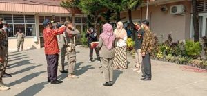 Wawako Hendri Septa Bagi-bagikan Masker Kepada Personil Sat Pol PP