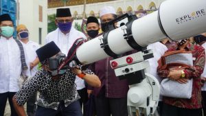 Gubernur Irwan Prayitno Saksikan Secara Langsung Gerhana Matahari di Masjid Raya Sumbar