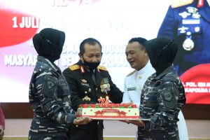 Polda Sumbar Dapat Kue Ulang Tahun dari TNI, Saat Syukuran Hari Jadi Bhayangkara ke – 74
