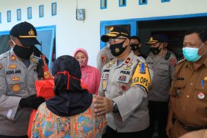 Baksos Polri, Serahkan 500 Bantuan Sembako di Sungai Pisang Kota Padang