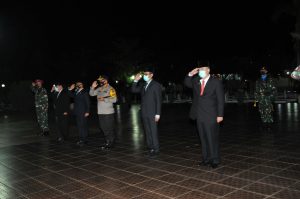 Gubernur dan Wakil Gubernur Sumbar Hadiri Upacara Apel Kehormatan dan Renungan Suci di Taman Makam Pahlawan