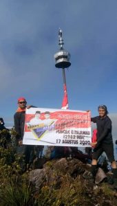 Relawan “Benny-Sabar”Kibarkan Bendera Merah Putih di Gunung Talamau di Hari Kemerdekaan RI