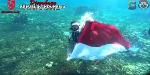 Sambut HUT RI ke 75, Wakapolda Sumbar Kibarkan Bendera Merah Putih di Dasar Laut