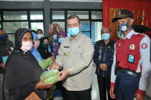 Nasrul Abit Peduli Corona Serahkan Bantuan APD dan Masker Kesehatan untuk Warga Talamau