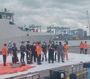 KRI Kurau 856 Lantamal II Padang Diduga Temukan Puing Serpihan Sriwijaya Air SJ 182