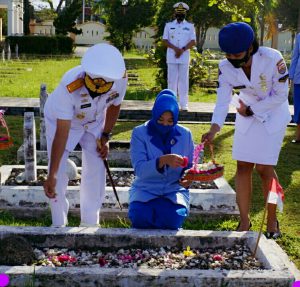 Peringati Hari Dharma Samudera, Danlantamal II Ziarah ke Taman Makam Pahlawan Lolong