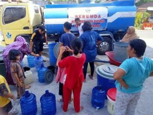 Perumda AM Kota Padang Bersama Lintas Lembaga Peduli Kemarau Bantu Warga Kesusahan Air Bersih