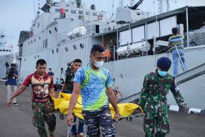 TNI AL Evakuasi Korban Kecelakaan Laut Di Perairan Pondok Dayung