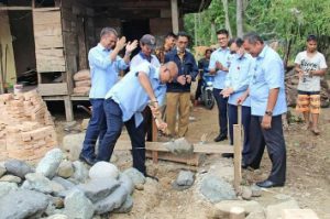 Dirut Hendra Pebrizal Letakan Batu Pertama Bedah Rumah Warga Guo di Kuranji