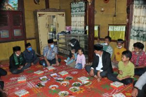 Terharu, Gubernur Mahyeldi Sahur Bareng Bersama Keluarga Miskin di Talang