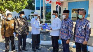 Dari Zakat Karyawan/ti Perumda Air Minum Kota Padang, Walikota Serahkan 1 Unit Mobil Ambulance Untuk Baznas Kota Padang