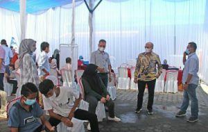 Dirut Hendra Pebrizal Tinjau Vaksinasi Masal di Kantor Pusat Perumda AM Kota Padang