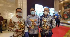 Dirut Perumda Air Minum Kota Padang Terima Penghargaan TOP CEO BUMD dan TOP BUMD 2021
