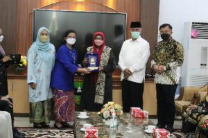 Anugerah Kebudayaan Indonesia 2021 Diserahkan kepada Bundo Raudha Thaib Oleh Gubernur Sumbar