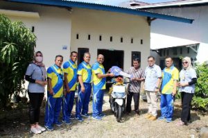 Jajaran Direksi Perumdam Kota Padang Langsung Menuju Kediaman Pemenang Hadiah Sepeda Motor Ke Pelanggan di HUT 47