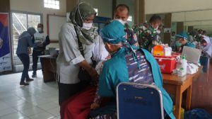 Nakes Lantamal II Berikan Pelayanan Vaksinasi Kepada Anak Sekolah Dasar