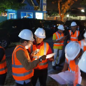 Tim Perumdam Kota Padang,Semangat Lakukan Sweeping Pipa Yang Bocor