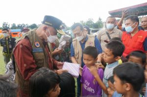 Hibur Anak-anak Korban Gempa Pasaman, Gubernur Mahyeldi Serta Cek Dapur Umum