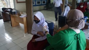 Tangkal Virus Vicron, Nakes Lantamal II Terus Berikan Vaksinasi Ke Anak Usia Sekolah Dasar