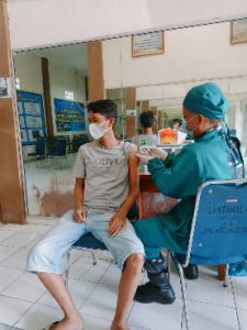 Nakes Lantamal II Berikan Vaksinasi Anak Sekolah Dasar dan Booster Ke Usia Dewasa