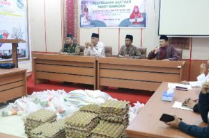 Warga Bersyukur, Gubernur Mahyeldi Bagikan Paket Ramadhan Hasil Kerjasama LKKS dan Wardah