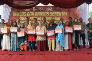 Bansos Serentak, Polda Sumbar Salurkan 500 Paket Bantuan untuk Masyarakat di Padang