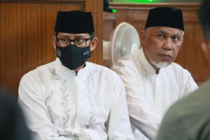 Menteri Sandiago Uno Bersama Gubernur Sumbar Subuh Mubarakah di Mesjid Bukittinggi