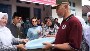 Gubernur Sumbar Berikan Paket Sanitasi Pembuatan WC Bersih dan Sehat