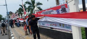 Semangat Cinta NKRI, Komunitas di Medan Bentangkan Bendera Merah Putih 77 Meter