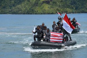 TNI AL Kibarkan Bendera Merah Putih di Bawah Laut Secara Serentak