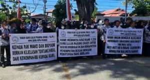 Tidak Ada Kejelasan, Ratusan Guru Honor Mengadu Ke  DPRD Padang