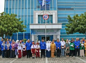 Direksi Air Minum Kota Padang Berikan Hadiah Untuk Anak Karyawan yang Berprestasi