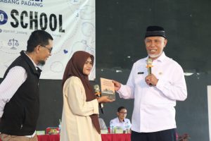 Gubernur Sumbar Buka Peradi Goes To School Seri ke-7 di SMKN 7 Padang