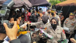 Selimut Hangat dari Ketum Bhayangkari untuk Pengungsi Gempa Cianjur